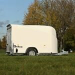 Polyester-Monocoque mit Alurahmen und V-Deichsel