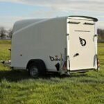 Polyester-Monocoque mit Alurahmen und V-Deichsel